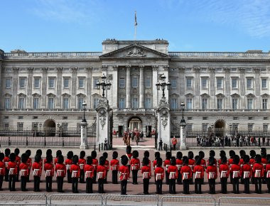 Αποκλείστηκε το παλάτι του Μπάκιγχαμ - Επίθεση άνδρα με σπαθί σε αστυνομικούς (φωτό, βίντεο)